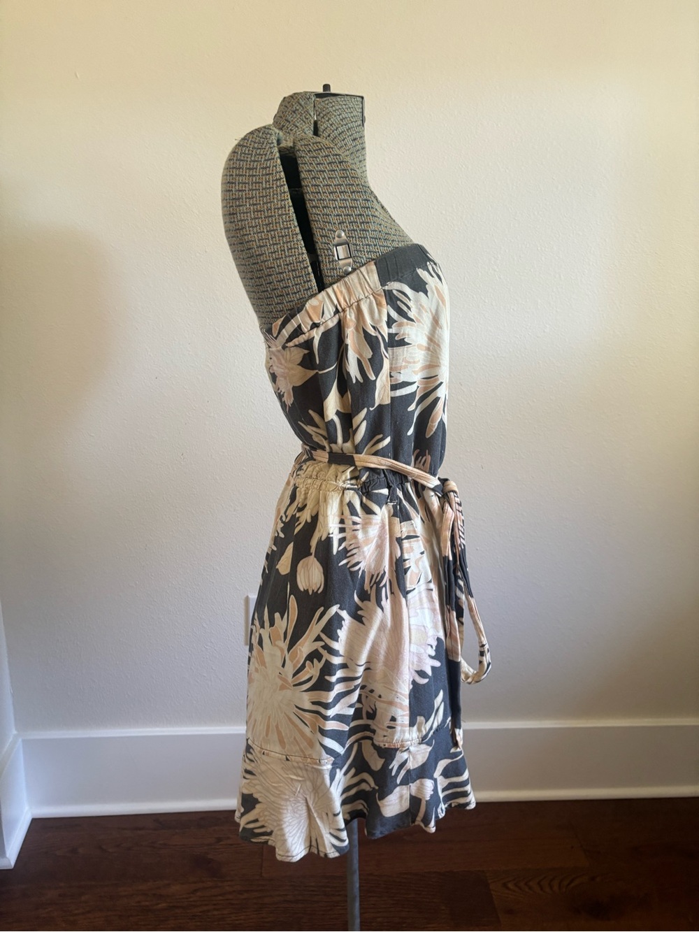 cloth & stone Floral Strapless Dress in Charcoal and Blush - Picture 2 of 5
